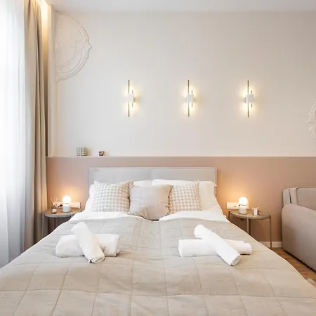A43 - Akacfa Street Heritage - Location By Bqa Apartment